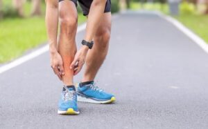 Imagem de atleta sentindo dor na regiao posteromedial da perna canelite